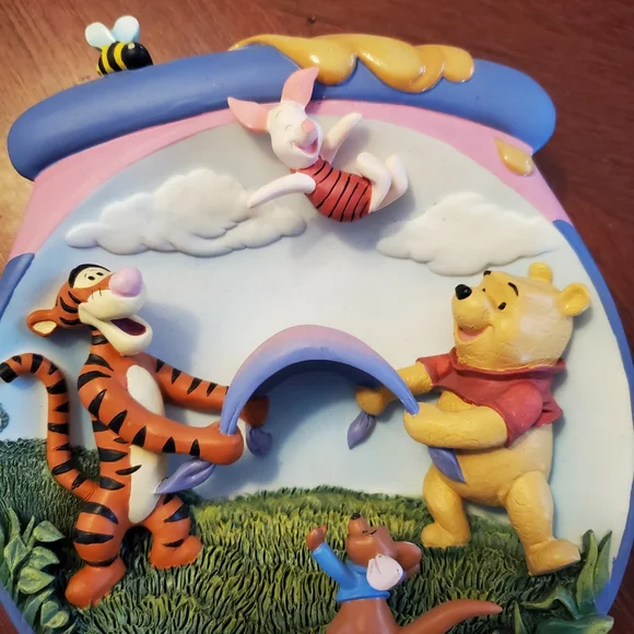 Collectible Pooh plate - Picture 2 of 3